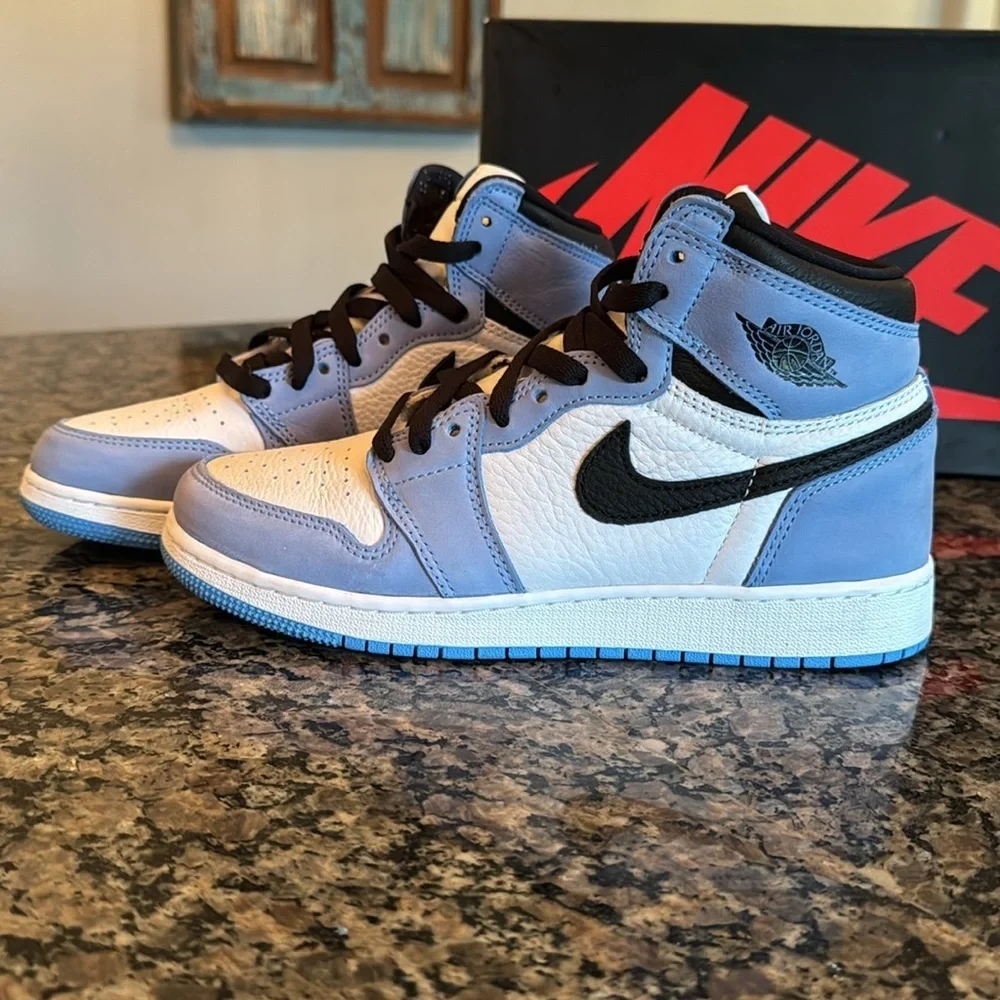 Nike Air Jordan 1 High OG university Blue Sneakers EUC 6Y